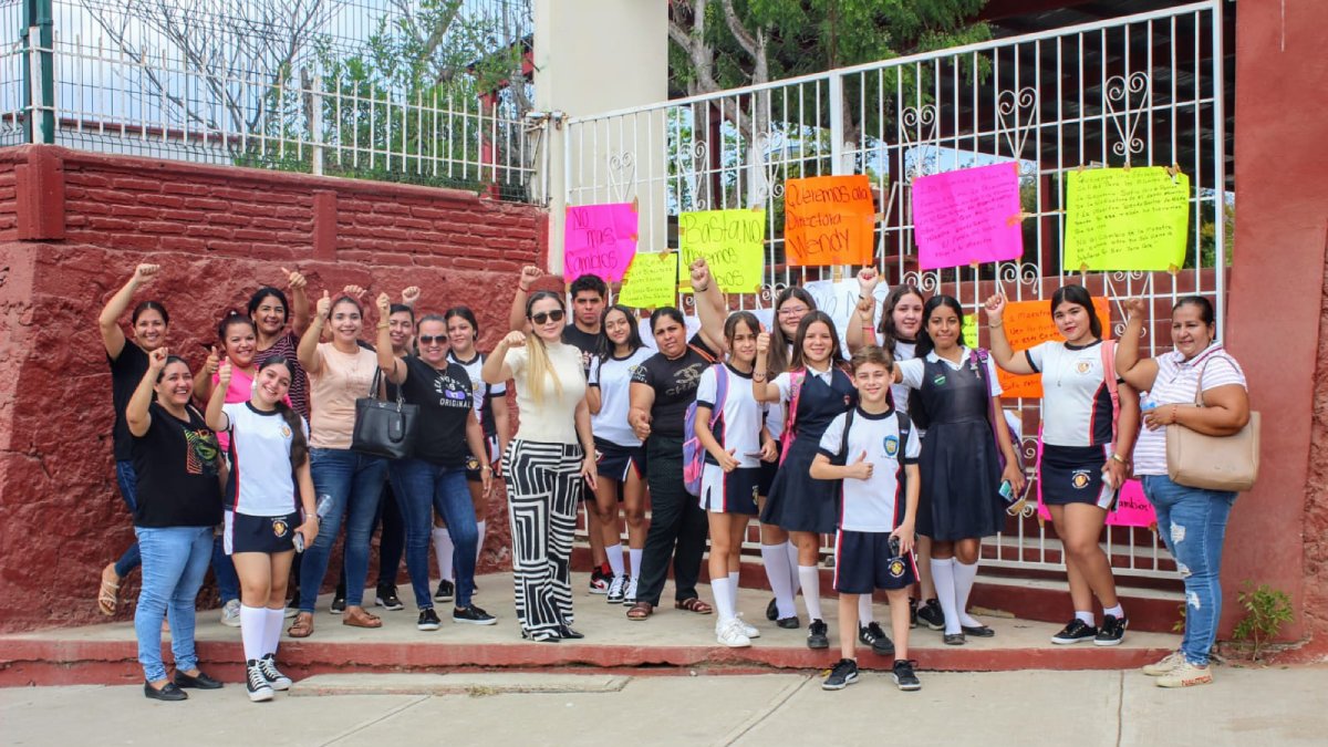 ‘Queremos a la maestra Wendy’, exigen en El Habal permanencia de directora y no ‘trampolín’ para jubilarse