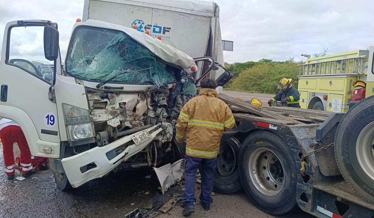 Conductor de camión de carga queda prensado luego de chocar contra tráiler en Escuinapa