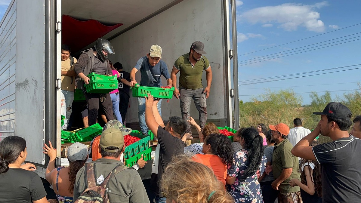 Choque de tráileres sobre la México 15 en Guasave deja daños materiales y rapiña de fresas