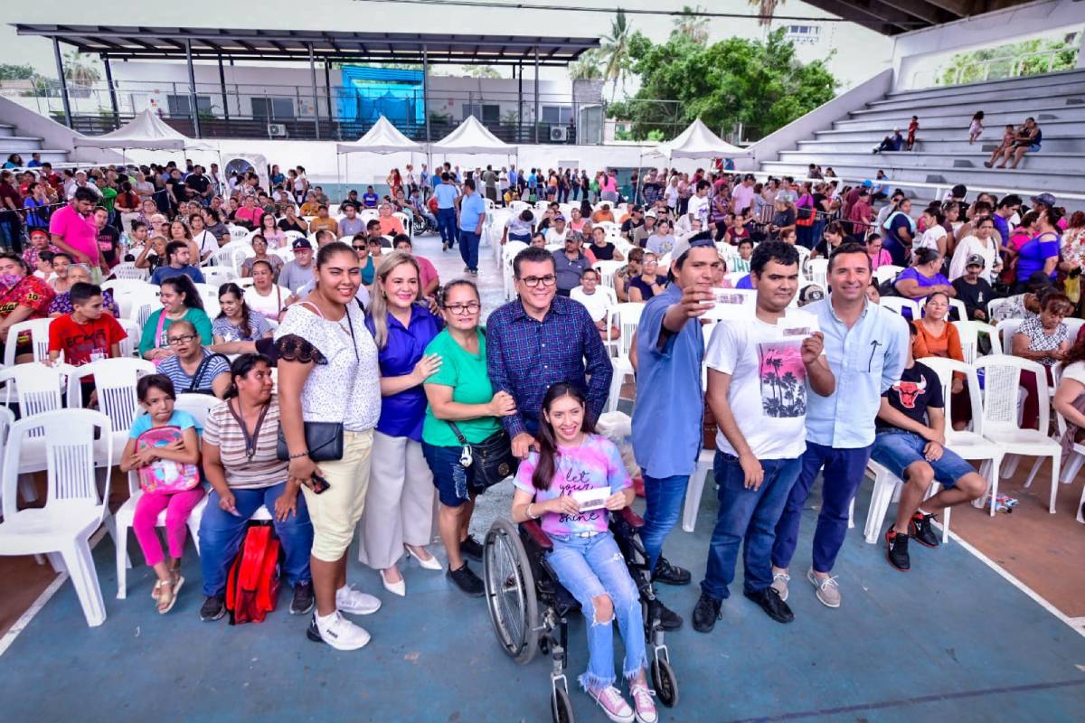 Reciben personas con discapacidad en Mazatlán apoyos económicos de 2 mil pesos