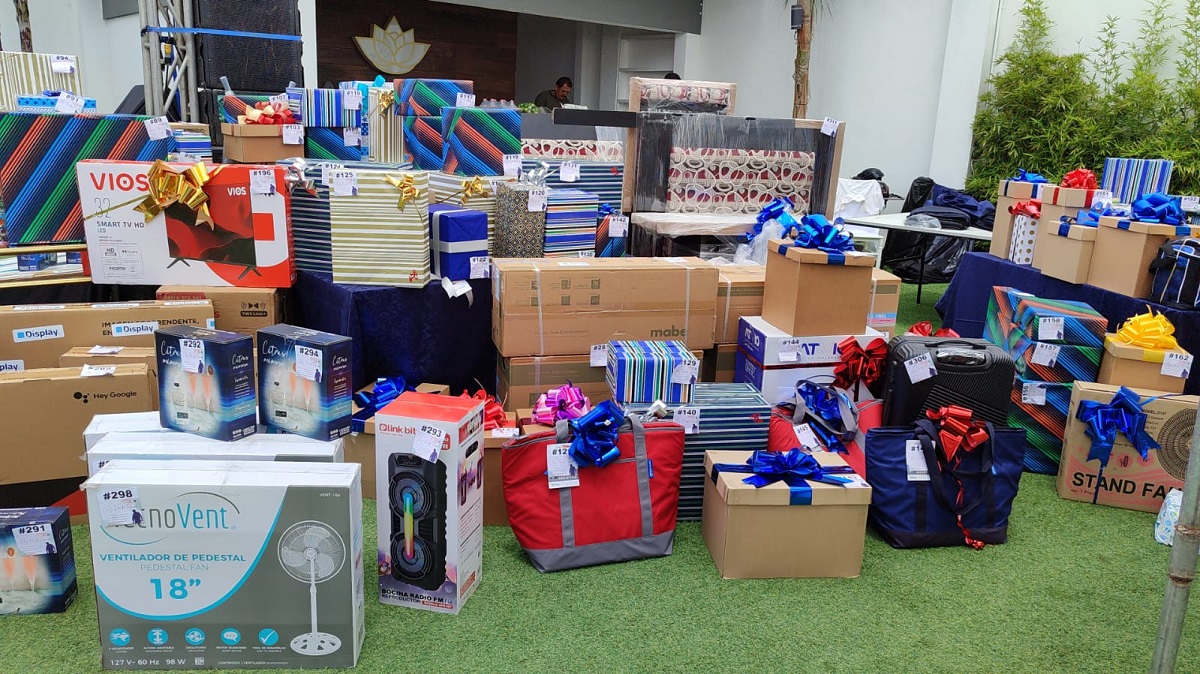 Regalos, baile, música y comida, así celebraron a los policías municipales de Mazatlán en su día