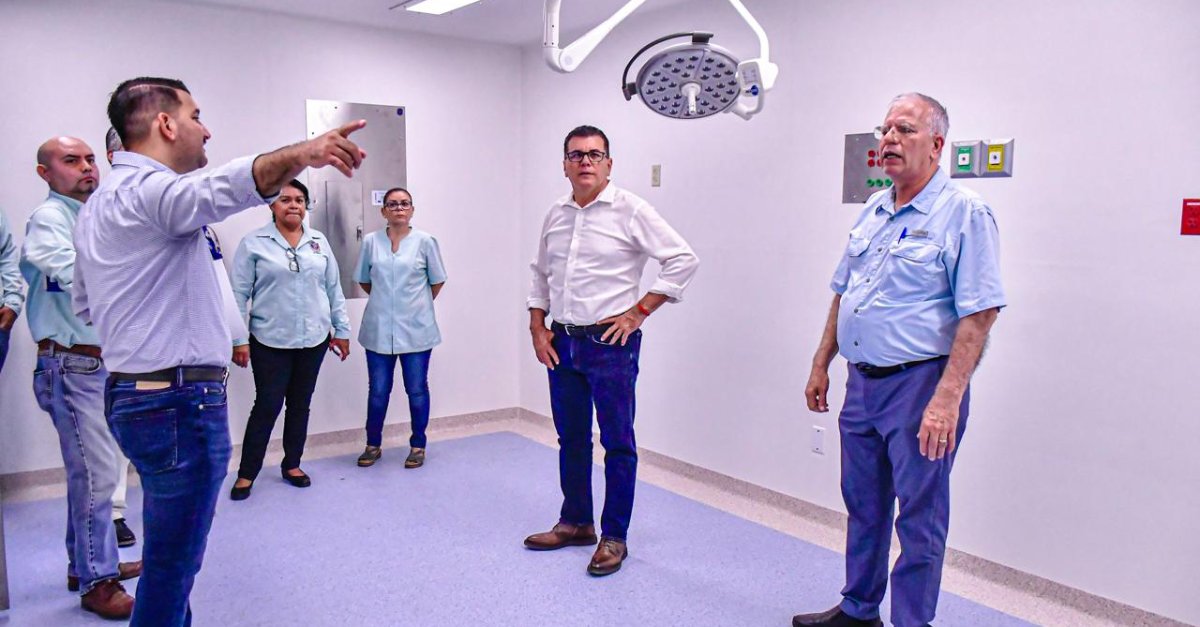 Alcalde Édgar González, supervisa la remodelación de dos quirófanos del hospital Maza de Juárez
