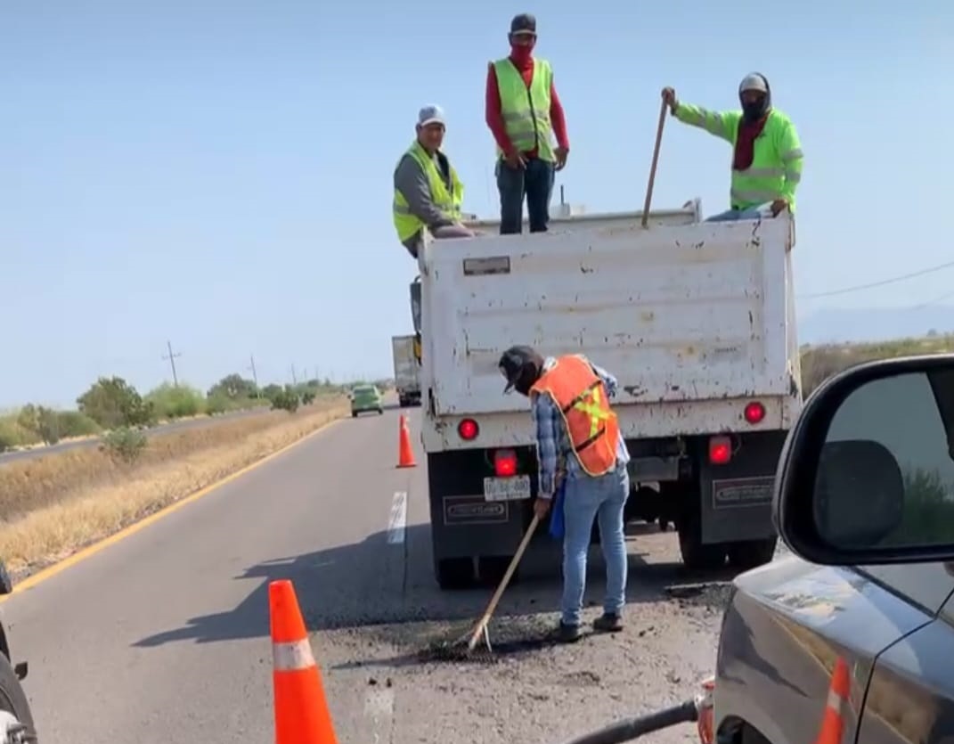 Confirma síndica de El Carrizo que ya personal de la SICT empezó reparación de baches en la México 15