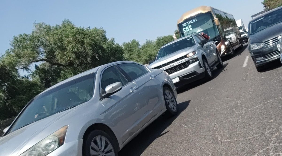 Por reparación de cables derribados se genera embotellamiento sobre la México 15, en Guasave