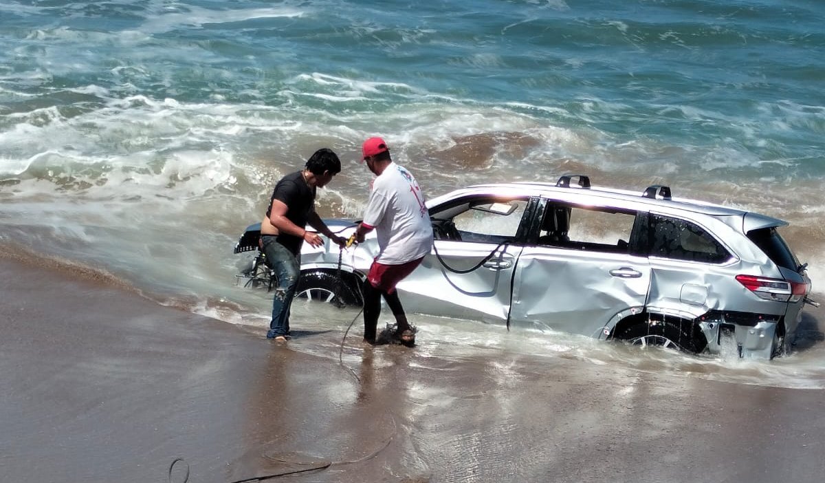Rescatan a peculiar bañista en playas de Mazatlán; era una camioneta