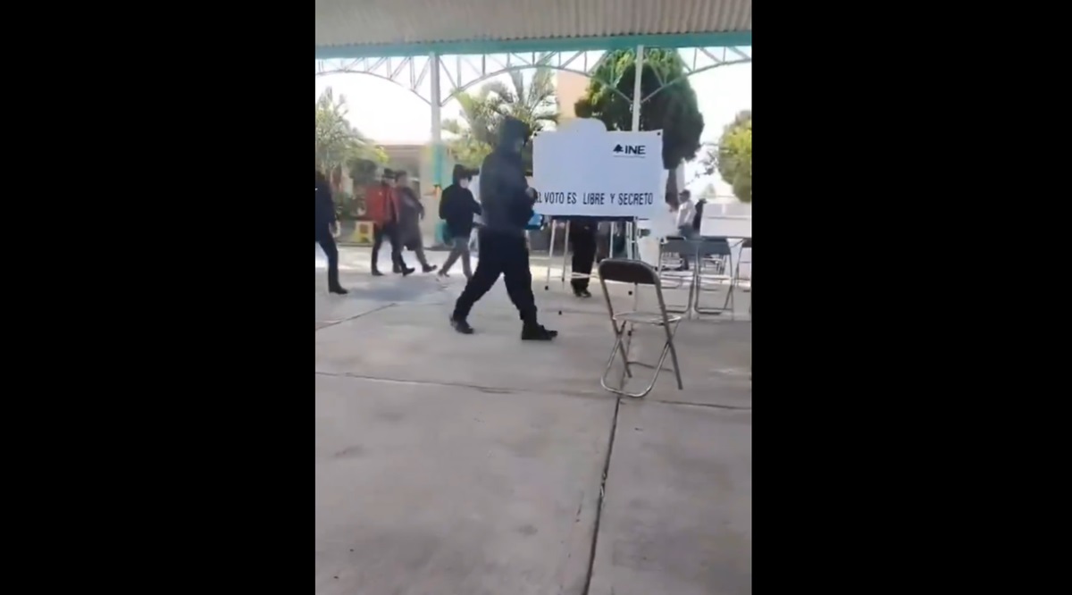 Video: Encapuchados roban boletas en Puebla; trasciende enfrentamiento y una mujer fallecida