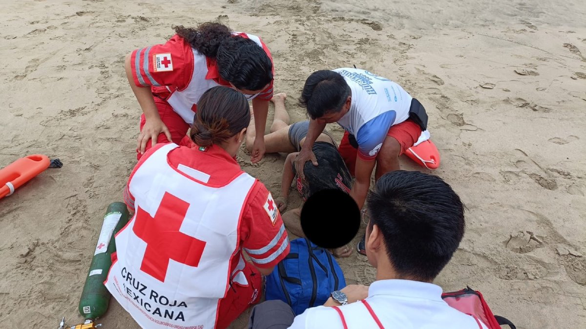 Salvavidas rescatan a bañista de morir ahogada en Mazatlán