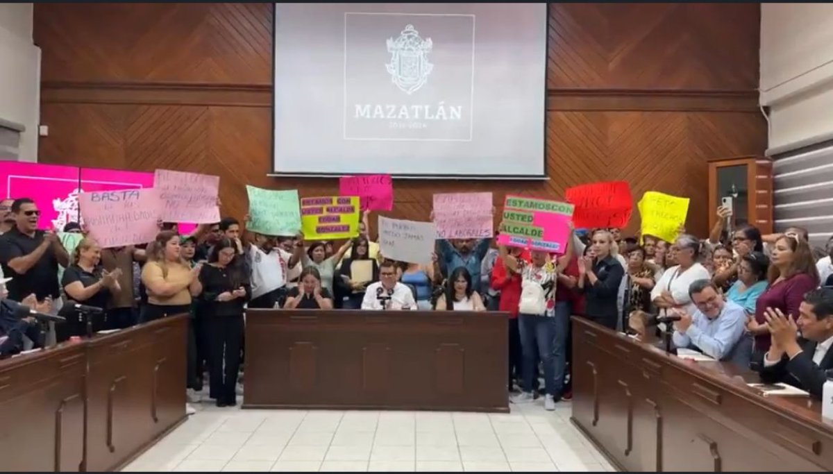 ¡Fuera Laura! Vs ¡Arriba el Stasam! Se agarran sindicalizados y defensores del alcalde en cabildo de Mazatlán