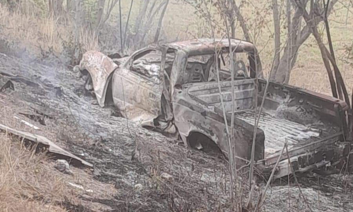 Se incendia camioneta después de chocar en Escuinapa, por fortuna el conductor está vivo