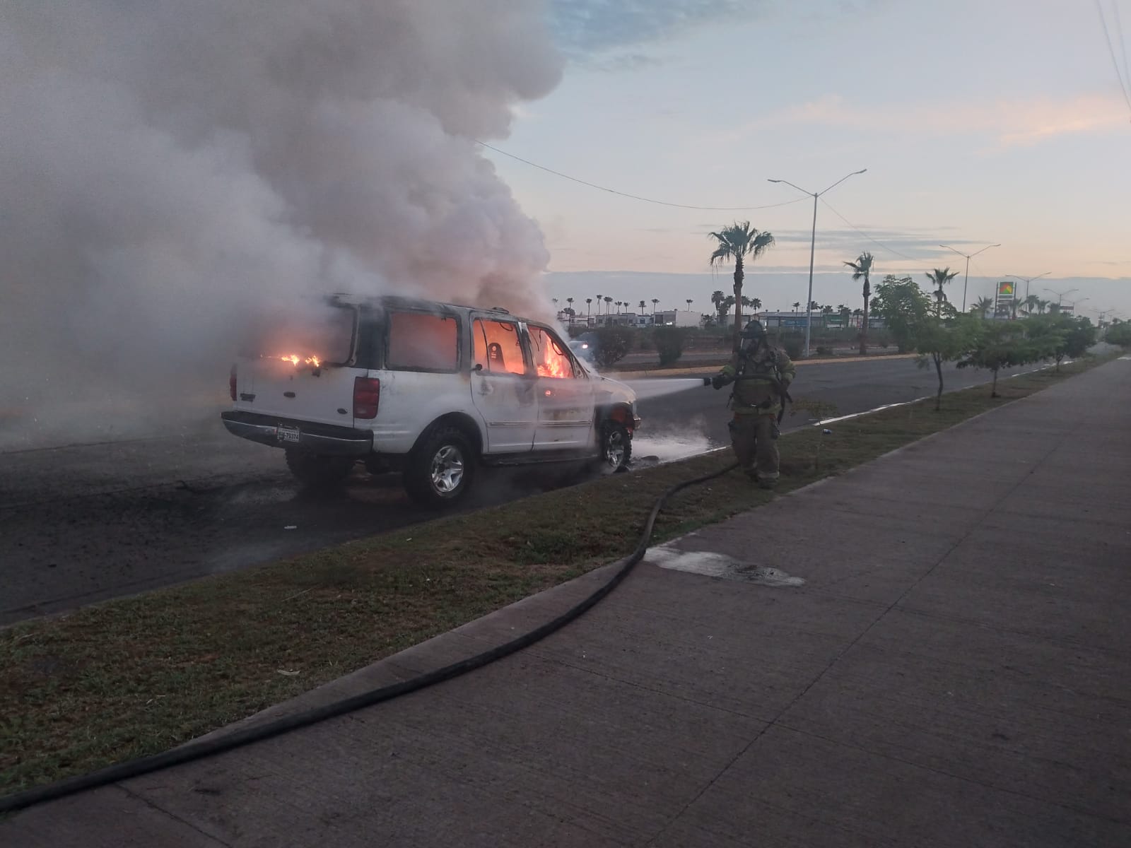 Se incendia camioneta a las afueras de la UAS Los Mochis