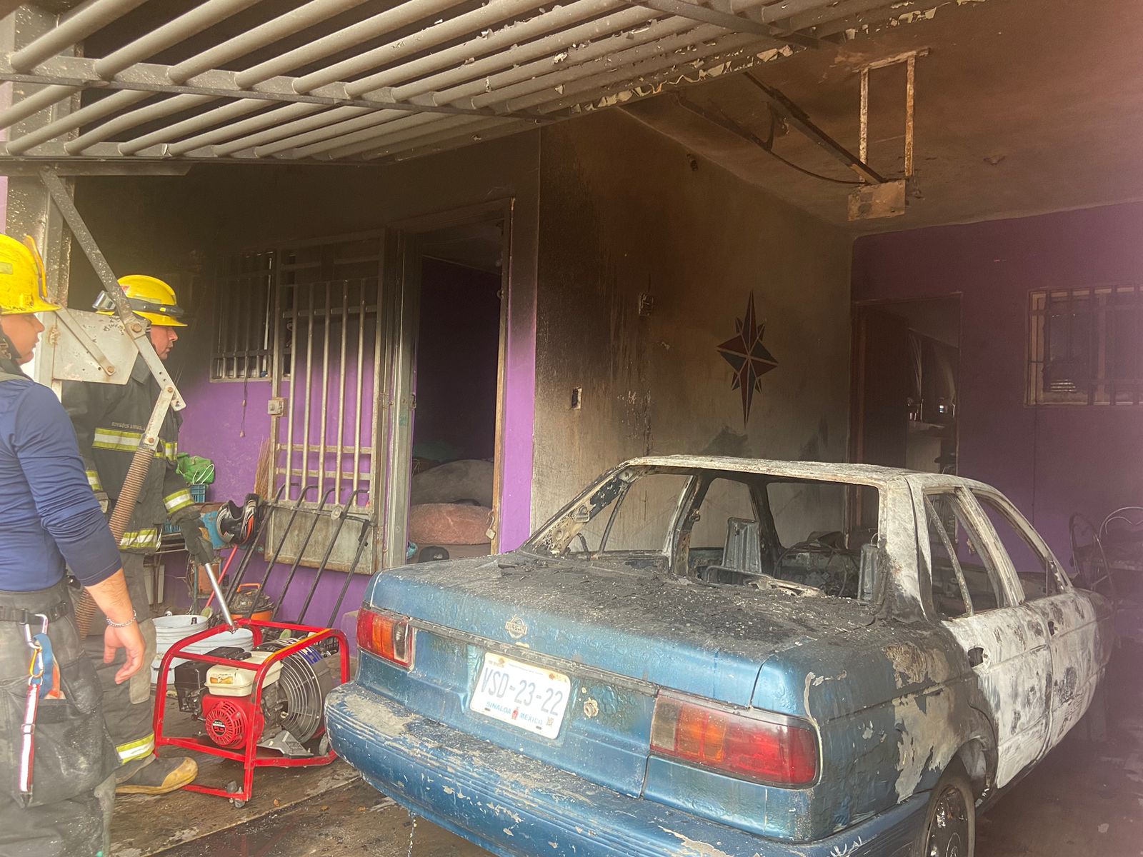 Se incendia vehículo en cochera de una casa en la colonia Domingo Rubí de Culiacán