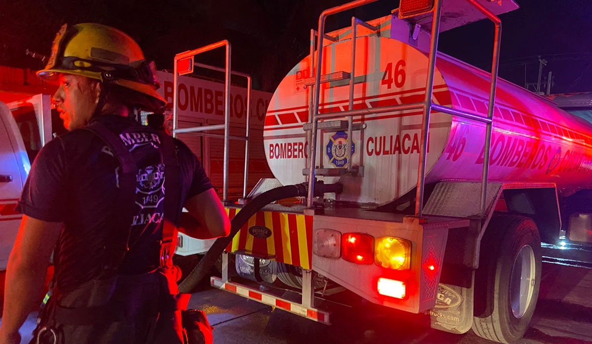 Civiles armados irrumpen en domicilio y le prenden fuego, al sur de Culiacán