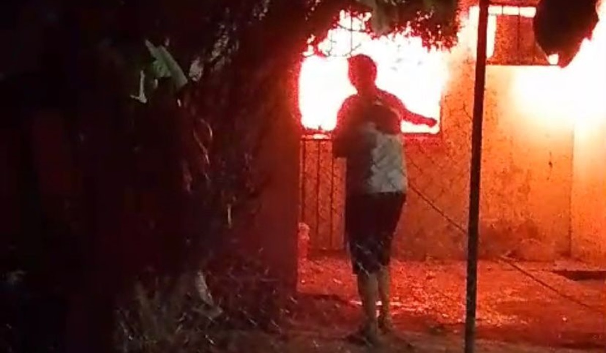 ¡Intentaban apagar el fuego con mangueras! Se incendia una casa en Prados del Sur en Culiacán