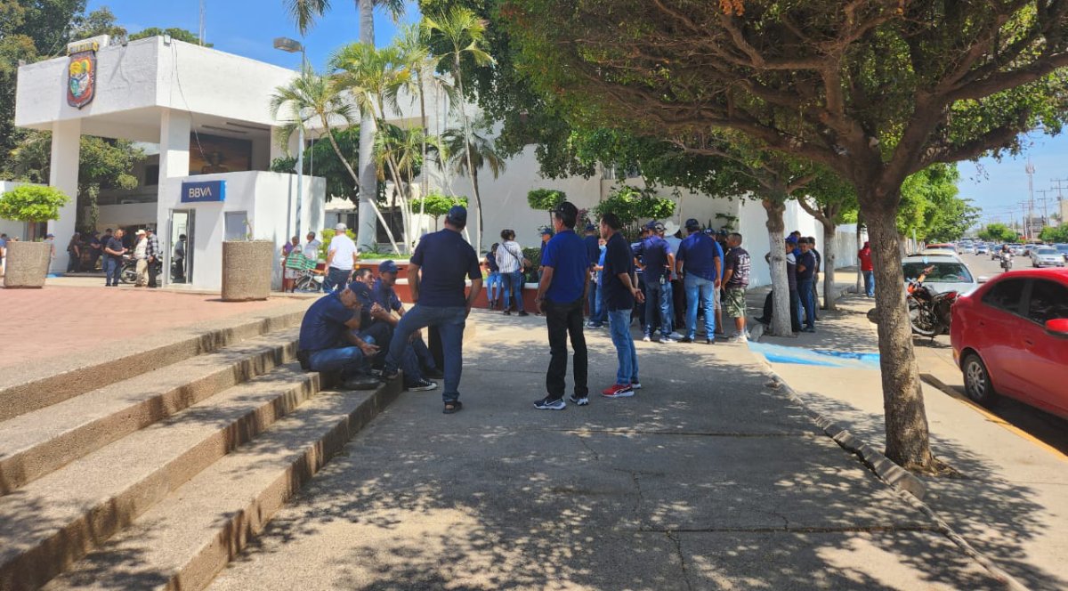 Se manifiestan Guerreros Unidos en Guasave; se retiran al atenderse su reclamo