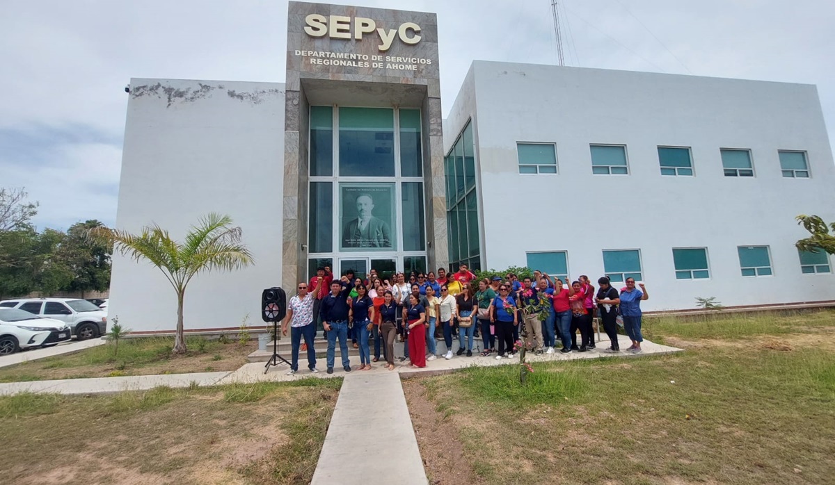 Recibe SEPyC pliego petitorio de maestros en manifestación; se compromete a dar seguimiento