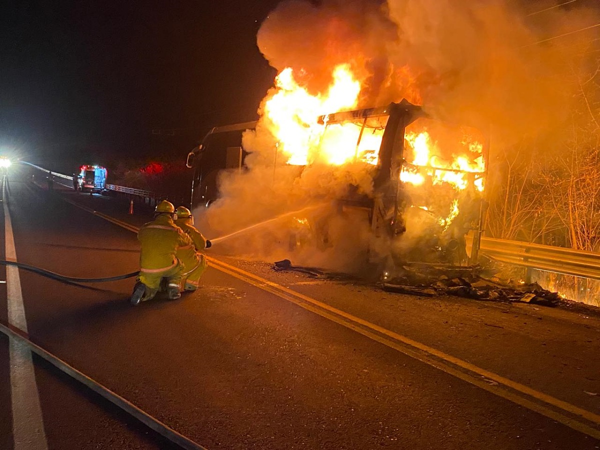 Se incendia autobús de pasajeros en el km 215 de la carretera Mazatlán-Durango