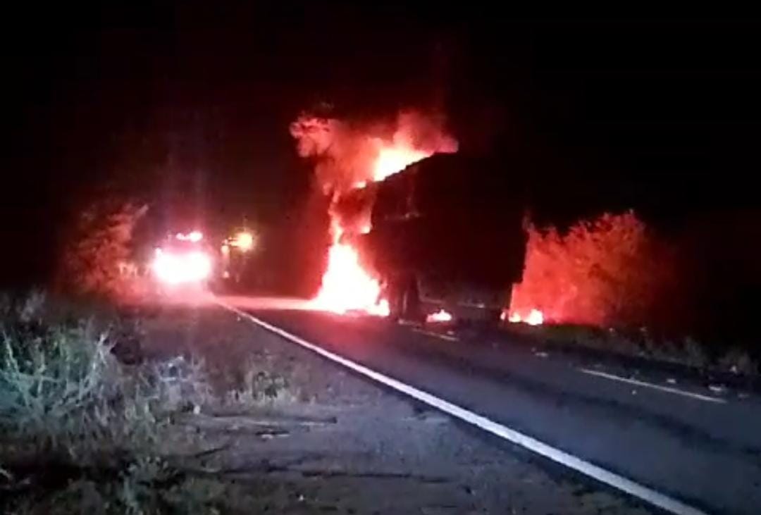 Calcinado queda tractocamión que cargaba pacas sobre la carretera Villa Unión-Concordia