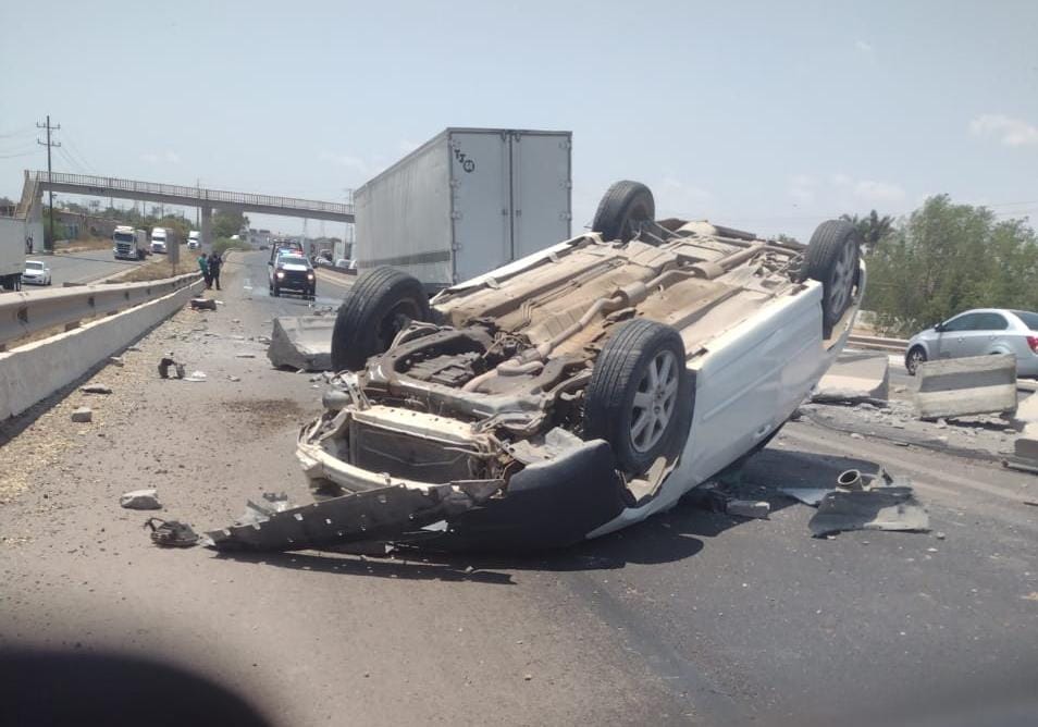 Se registra otro aparatoso accidente en el puente a desnivel de Juan José Ríos