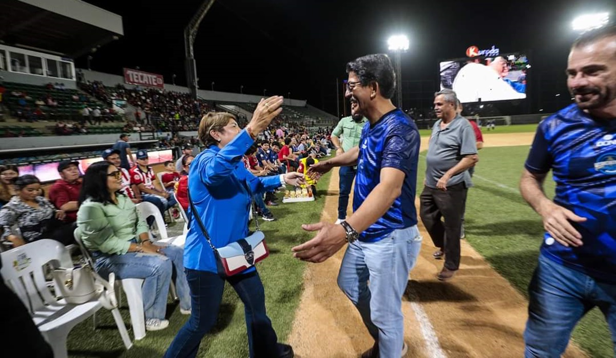 ¡Primer saludo de alcaldes! Ahumada y Ramírez se encuentran en juego inaugural de Agricultores FC