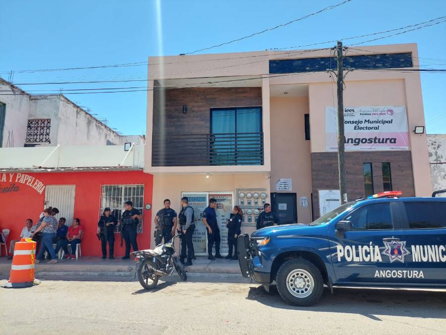 Simpatizantes de Morena y Coalición se plantan en el Consejo Municipal Electoral, en Angostura