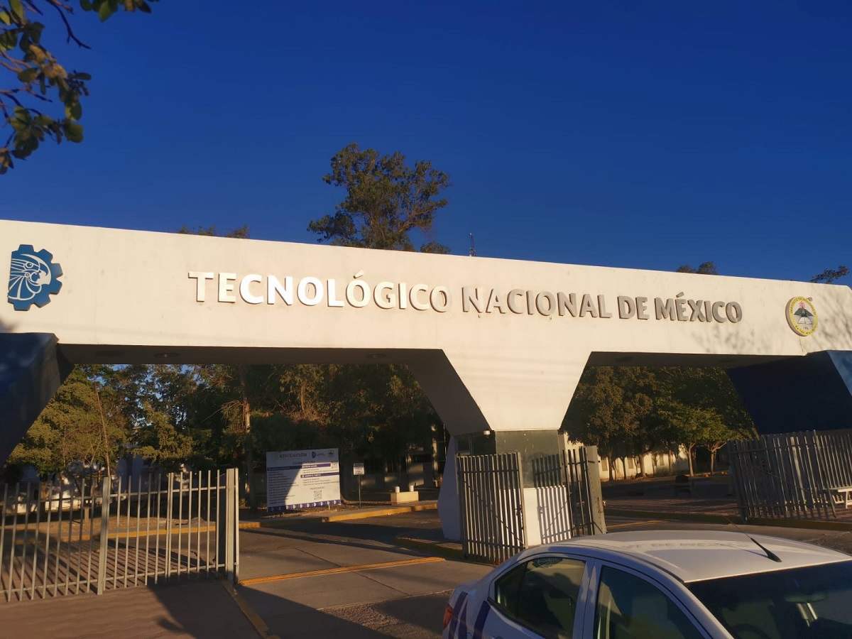 Sujeto ensangrentado causa pánico en el Tec de Los Mochis