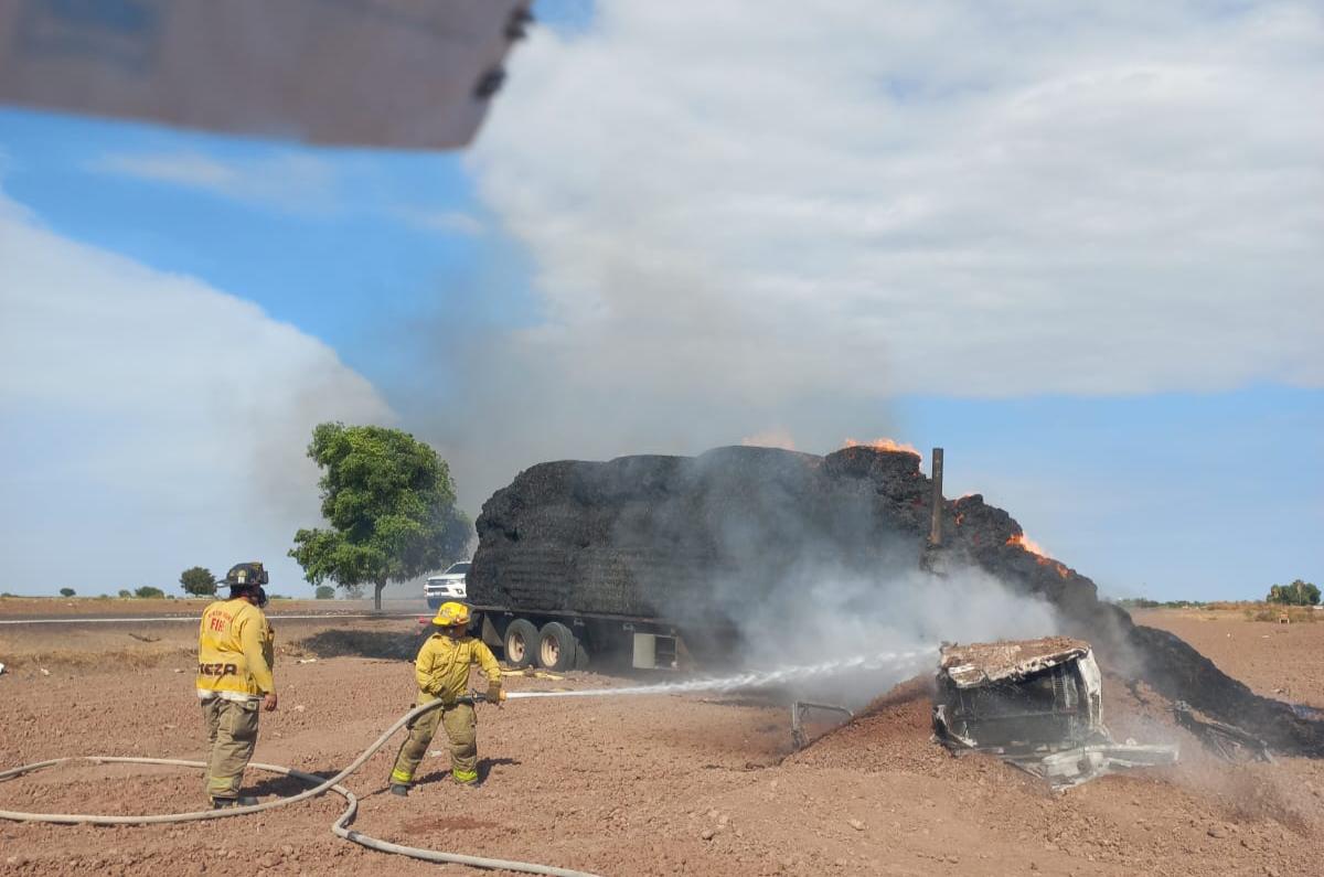 Se incendia tráiler cargado con pacas en la calle 300, en Ruiz Cortines, Guasave