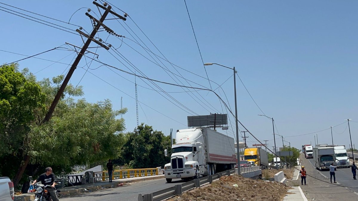 Tráiler derriba cables de energía eléctrica sobre la México 15, en Guasave e interrumpe la circulación