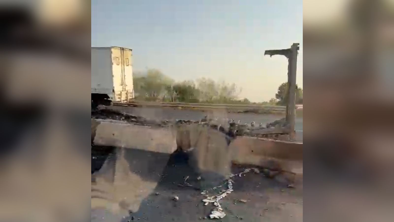 ¡Quedó el puro cascarón! Tráiler se accidenta e incendia en la México 15 en la curva de Juan José Ríos