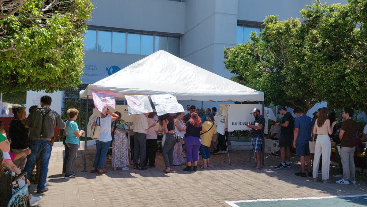 Turistas aprovechan sus últimas horas de viaje en Mazatlán para votar este 2 de junio
