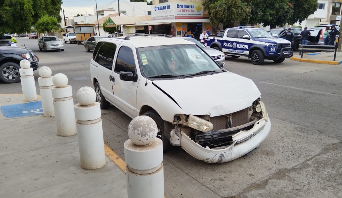 Conductora no hace alto y provoca carambola en Guasave