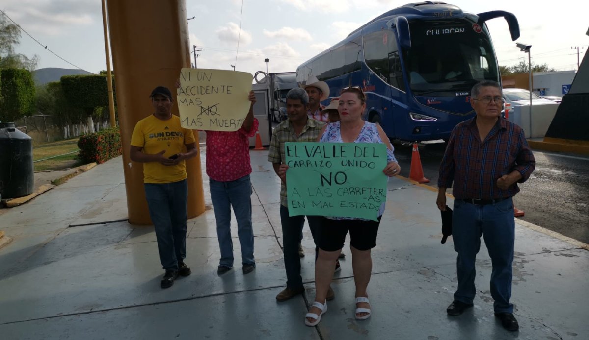 Vecinos del Valle del Carrizo se manifiestan en caseta de cobro de San Miguel; exigen la reparación la rúa federal