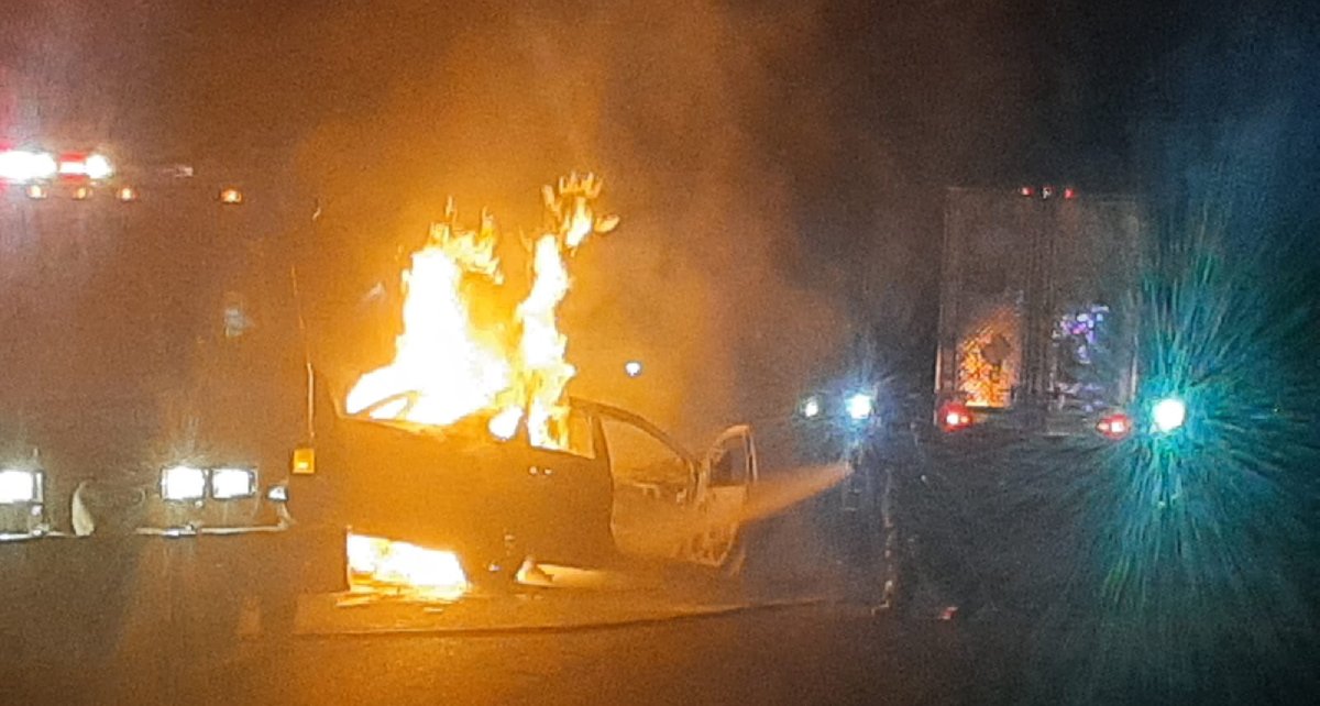Se incendia un vehículo al chocar con un tráiler sobre la México 15, en Guasave