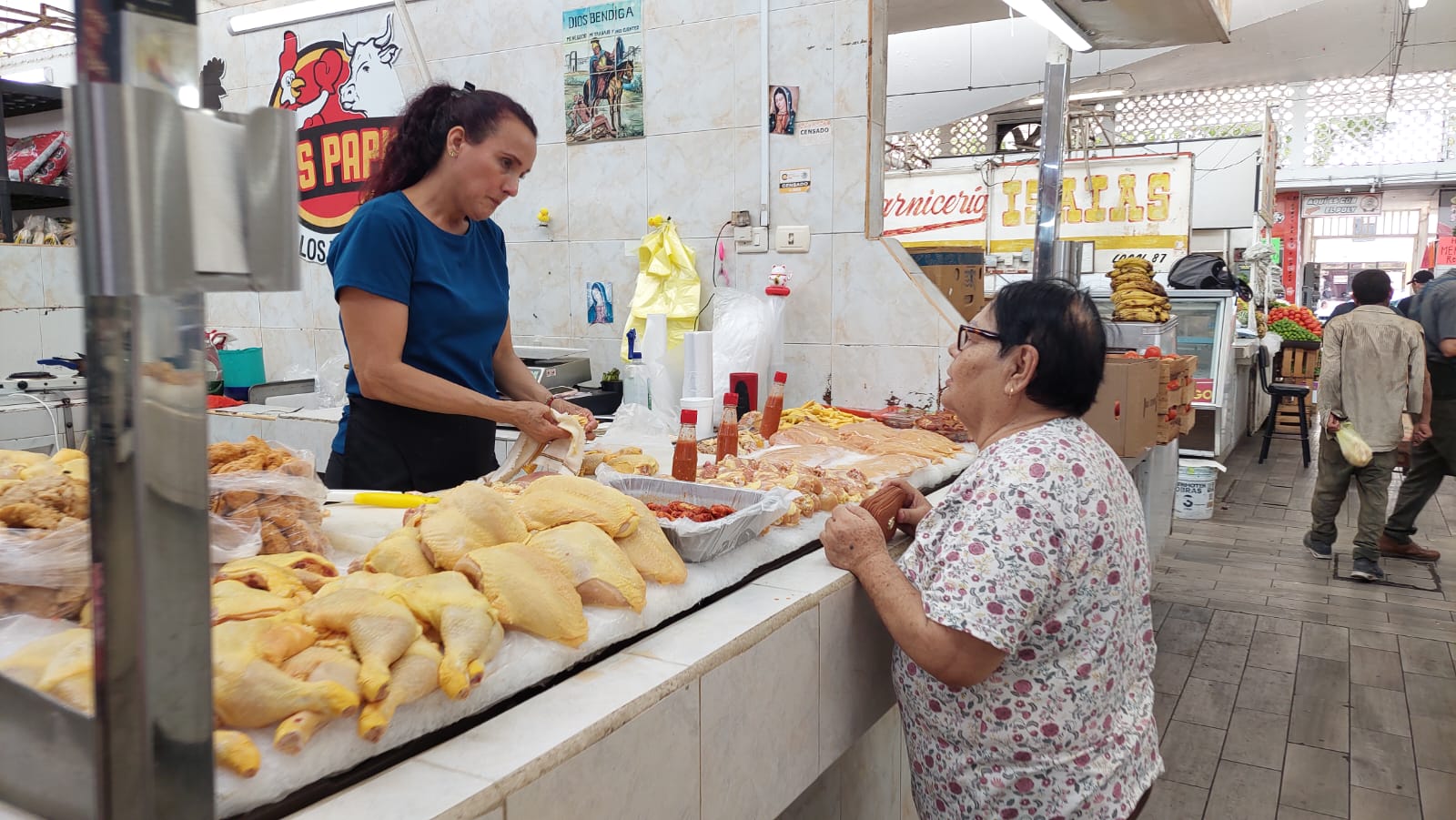 Caen ligeramente las ventas de pollo, pero la confianza en la calidad local prevalece; no afecta gripe aviar