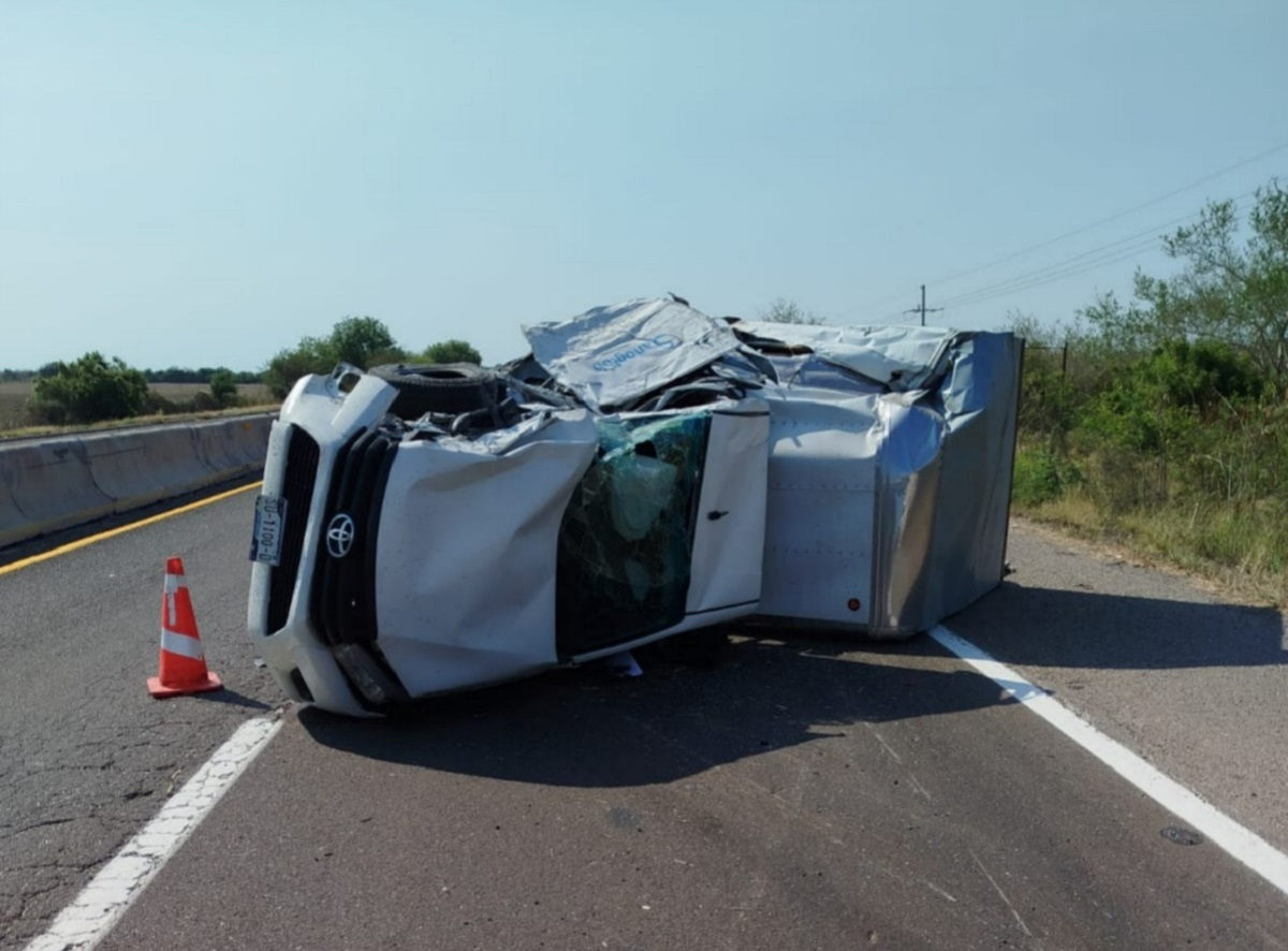 Camioneta de carga sufre volcadura sobre la autopista Mazatlán-Culiacán, una persona resultó lesionada