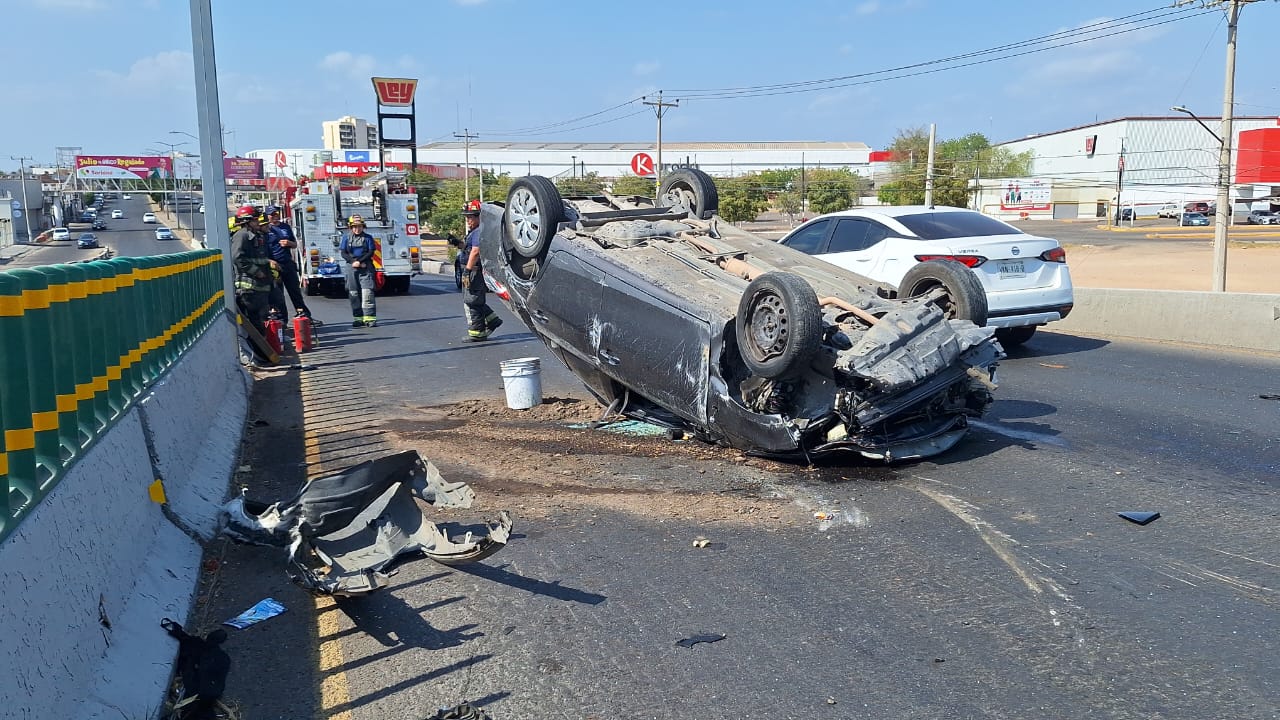 Aparatosa volcadura en El Palmito de Culiacán, deja solo daños materiales