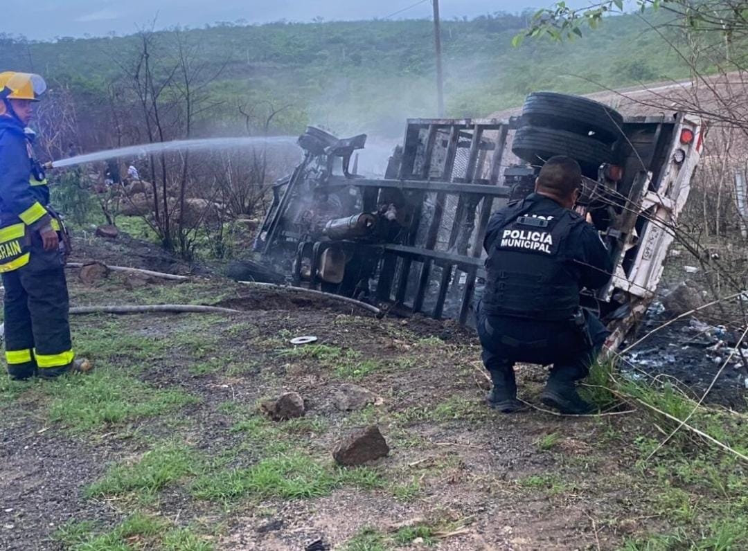Accidente entre camioneta y torton causa volcadura en Escuinapa