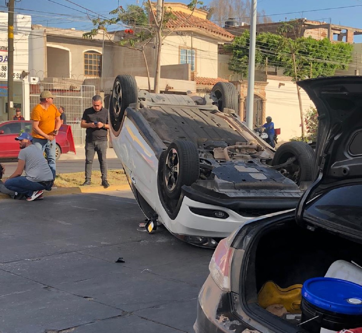 Volcadura en la colonia La Cuchilla en Los Mochis, deja tres personas lesionadas