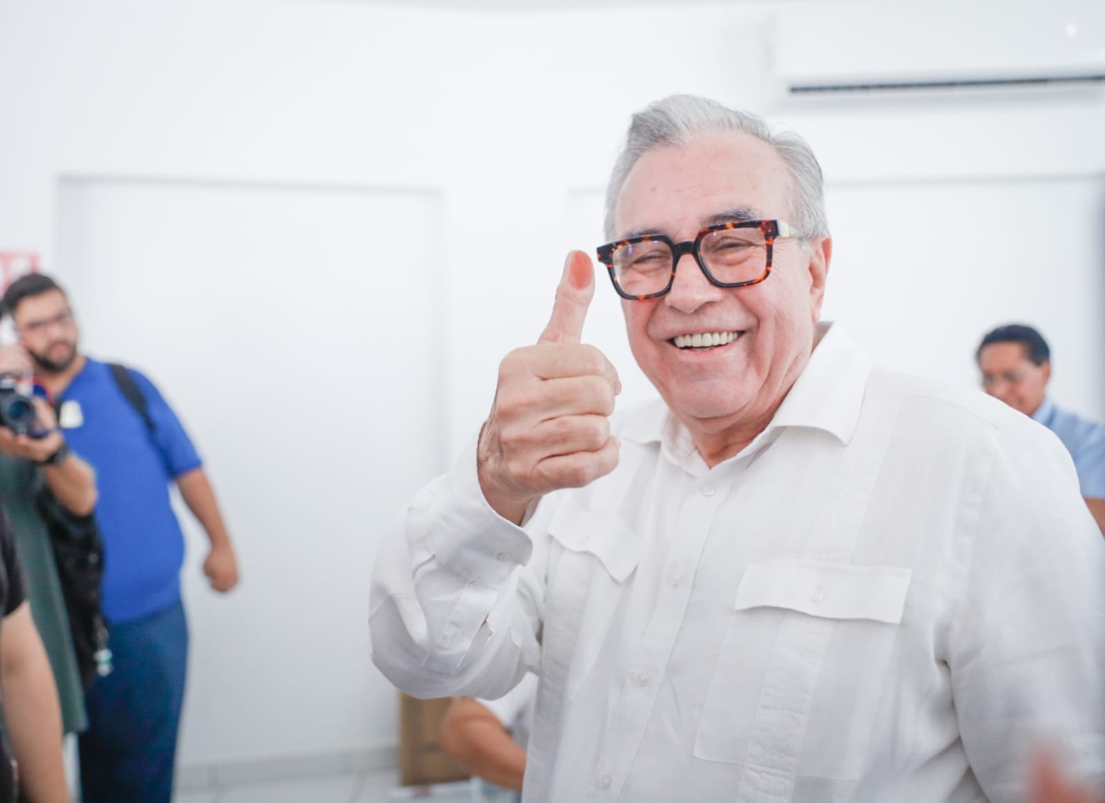 Gobernador Rubén Rocha Moya emite su voto en estas elecciones 2024