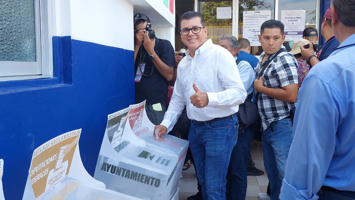 Vota el alcalde de Mazatlán y espera una jornada electoral tranquila
