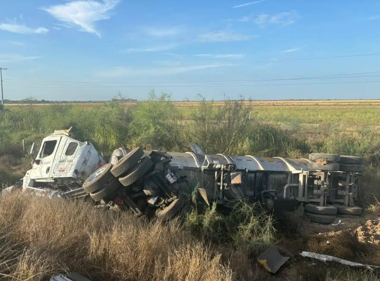 Tráiler que transportaba dos pipas con 63 mil litros de diésel vuelca sobre la México 15, en Guasave