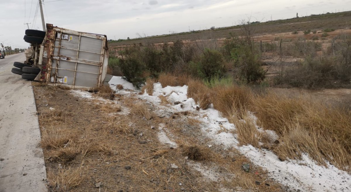 Vuelca tractocamión cargado de fertilizante sobre la carretera estatal Mochis-Topolobampo