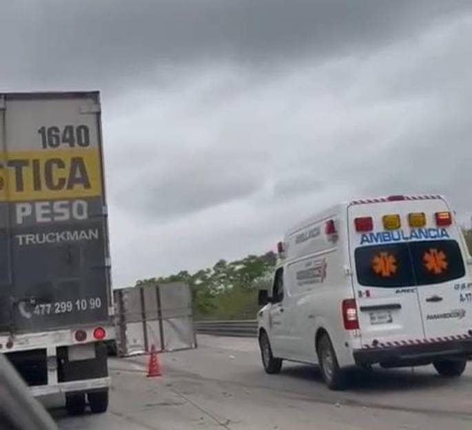 Vuelca tráiler sobre el libramiento Mazatlán-Tepic cerca de la caseta de El Vainillo