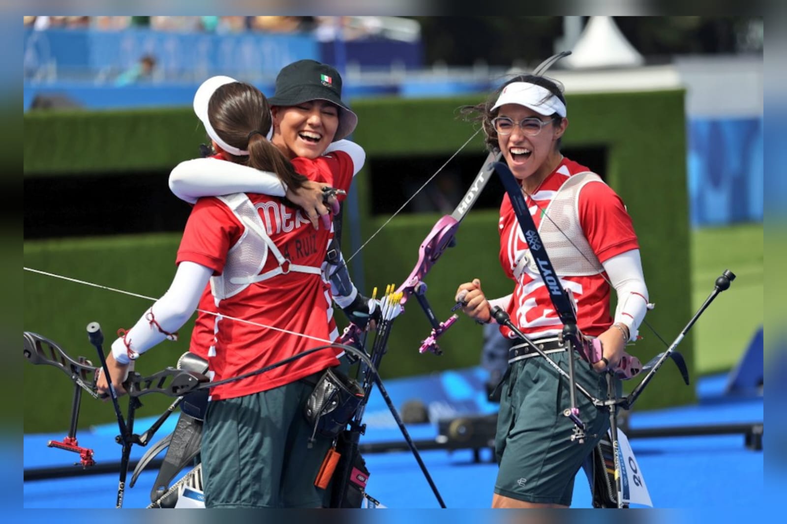 ‘Pusieron en alto a México’: AMLO felicita a arqueras mexicanas que ganaron bronce en Paris 2024