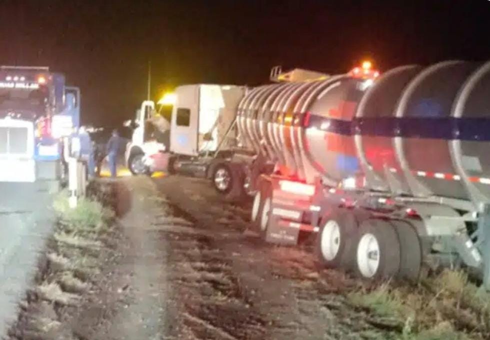 Pipa cargada con más de 60 mil litros de combustible se sale de la carretera en Elota