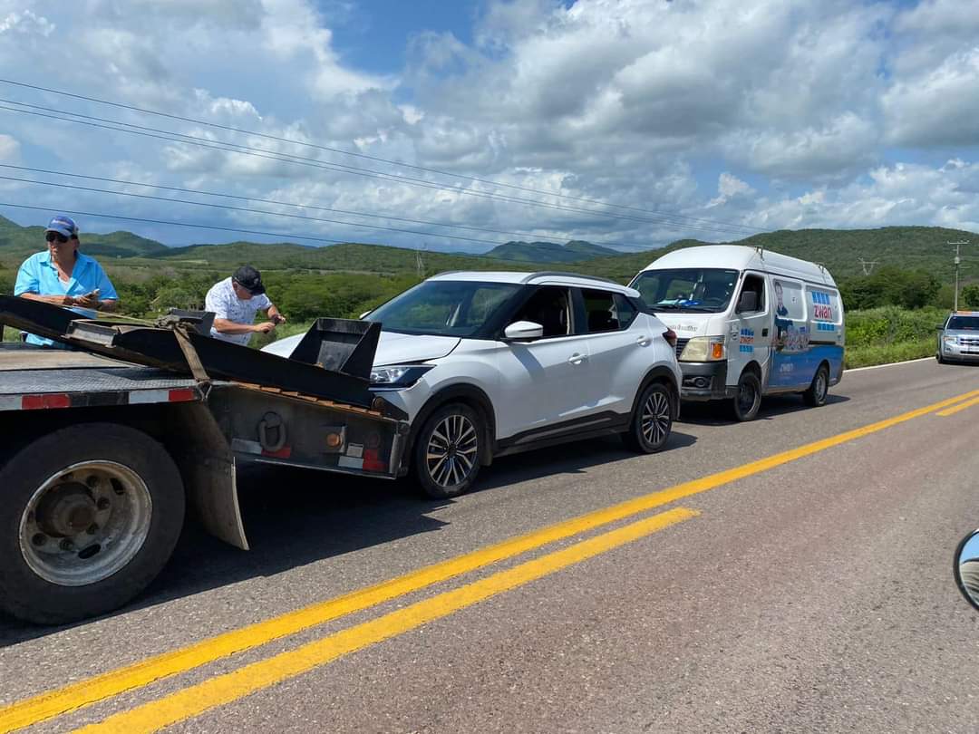 Accidente tipo carambola deja dos mujeres lesionadas en Villa Unión