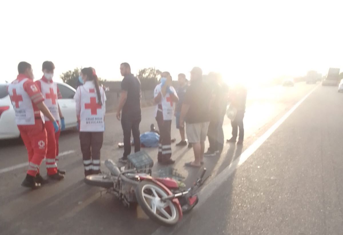Guardia de seguridad muere al ser arrollado en su moto por un tráiler en la México 15, en Guasave