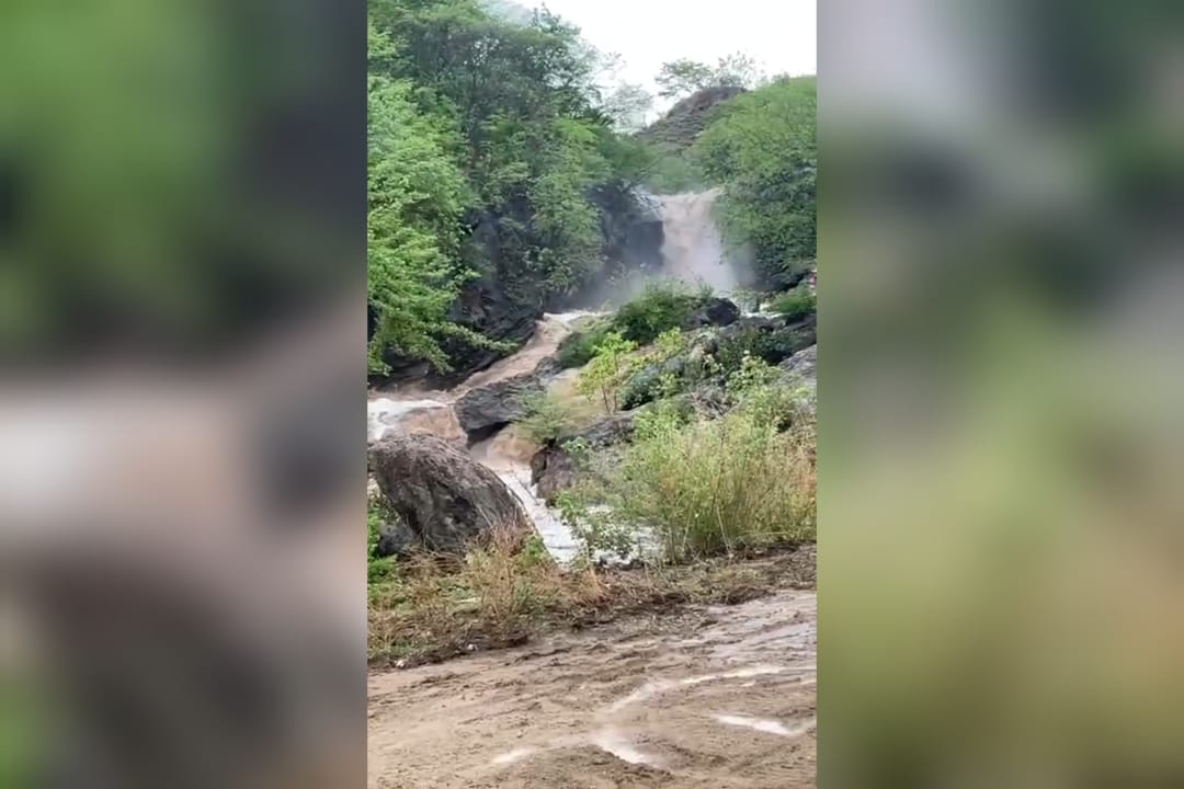 Tremenda lluvia hace resurgir ‘El Chorro’ del arroyo de Chinobampo