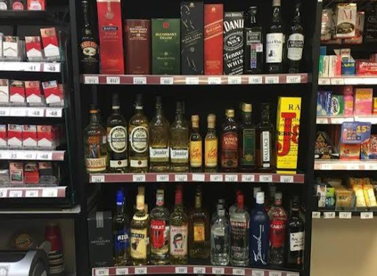 ¡Pasará buen fin! Delincuente asalta Oxxo en Culiacán y se lleva dos tequilas, cajas de cigarro y dinero