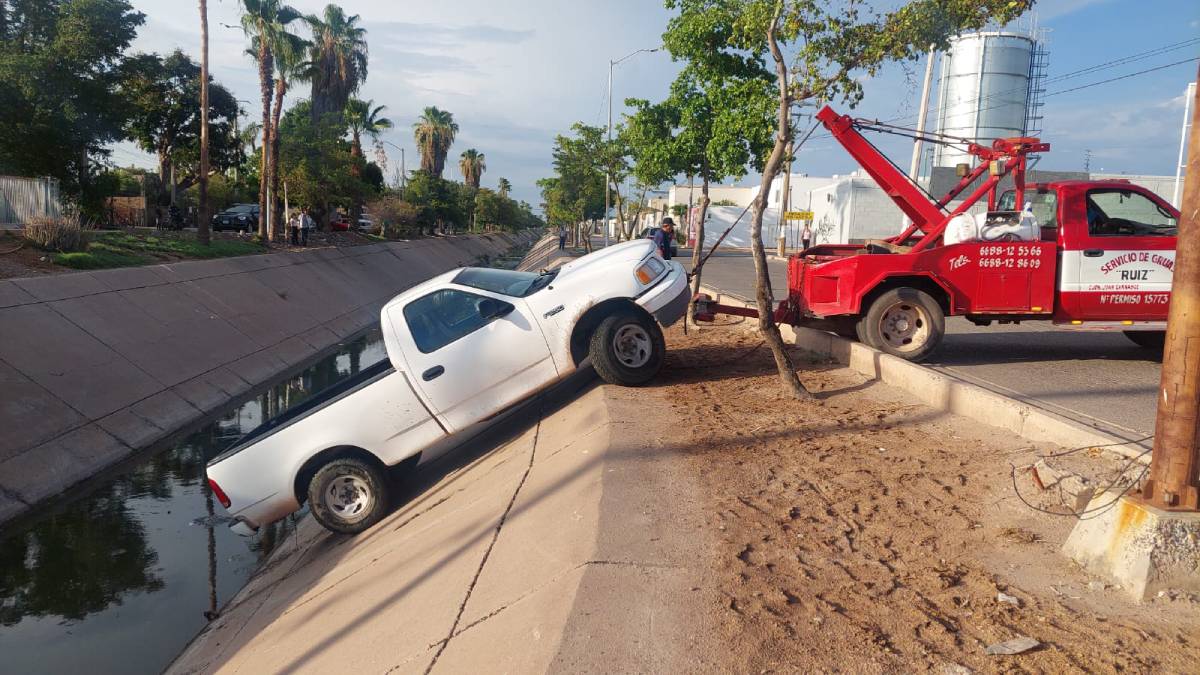 Buscaba su camioneta, la encuentra dentro del Dren Juárez de Los Mochis
