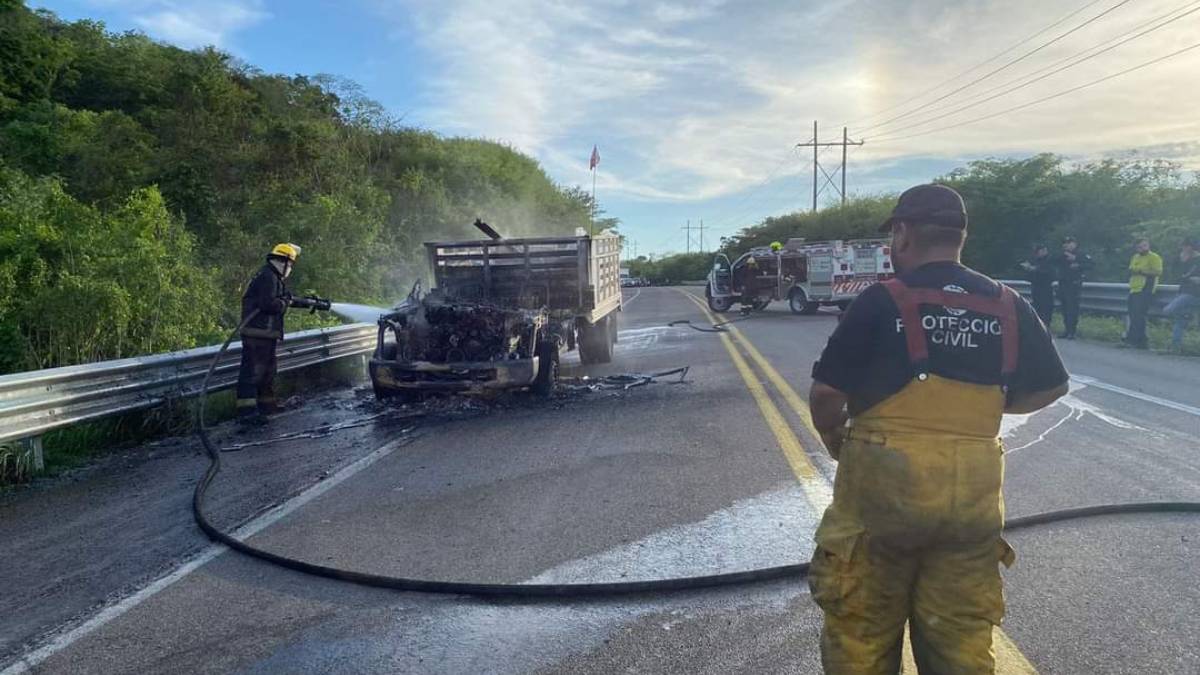 Camioneta de redilas se sobrecalienta y se incendia en la Mazatlán-Durango